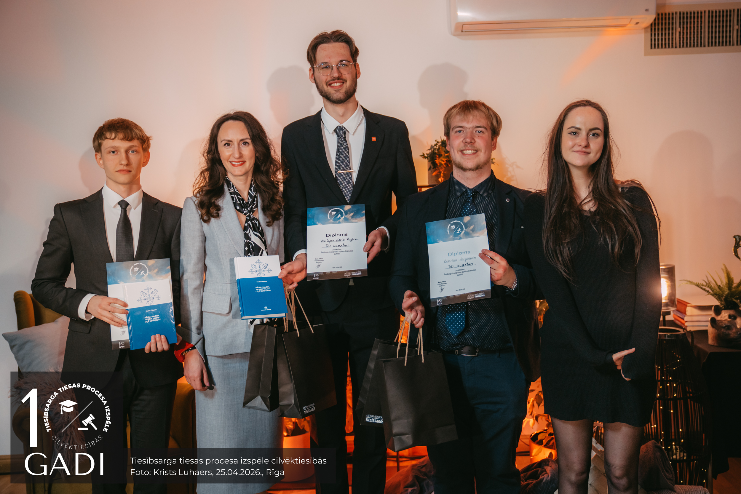 Tiesībsardze Karina Palkova un pusfinālistu komanda “Trīs musketieri” - Kristaps Kārlis Naglis, Roberts Serpovskis, Daniels Leščinskis, trenere - Kristiāna Pētersone