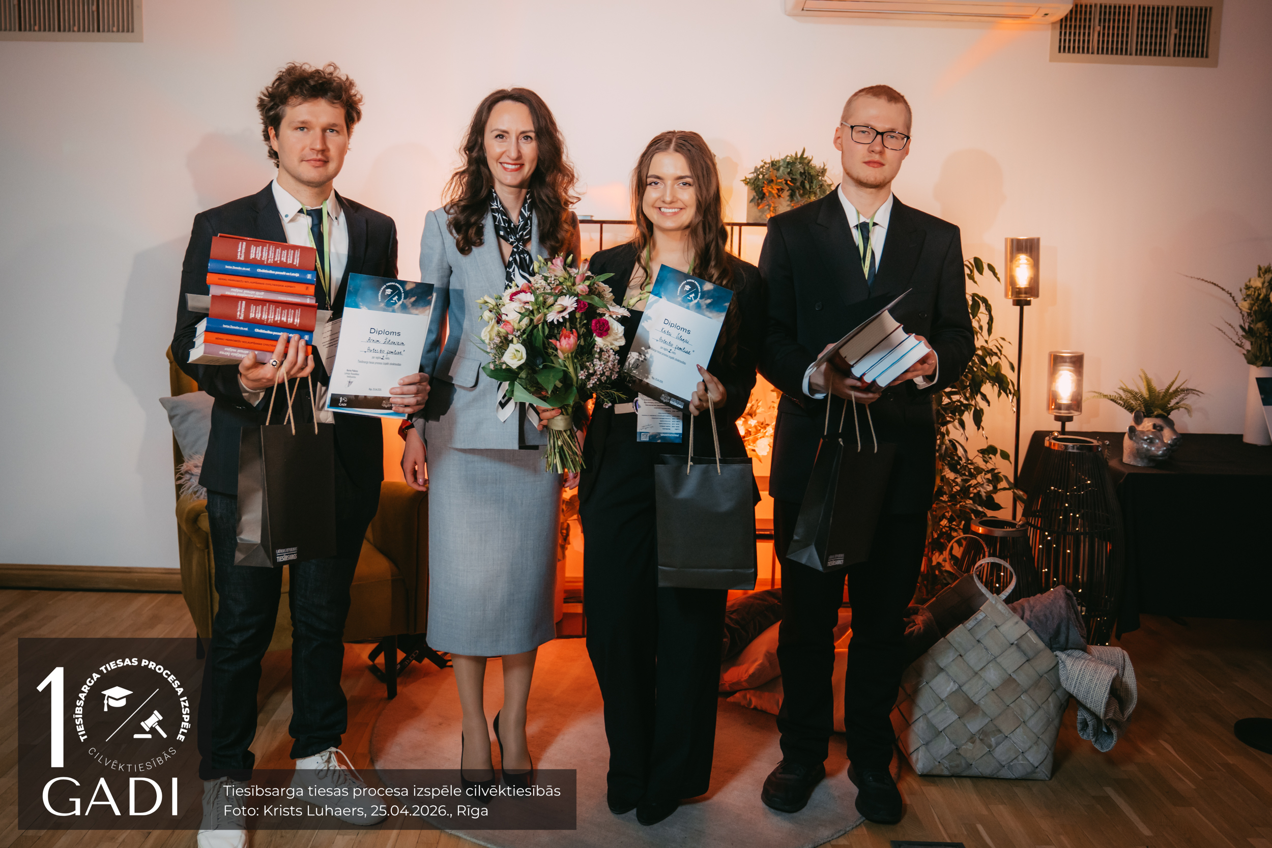 Izspēles finālisti, otrās vietas ieguvēji - Latvijas Universitātes komanda “Protectio familiae”- Daniils Rudass, Keita Šiliņa, Arnis Žilvinskis un tiesībsardze Karina Palkova