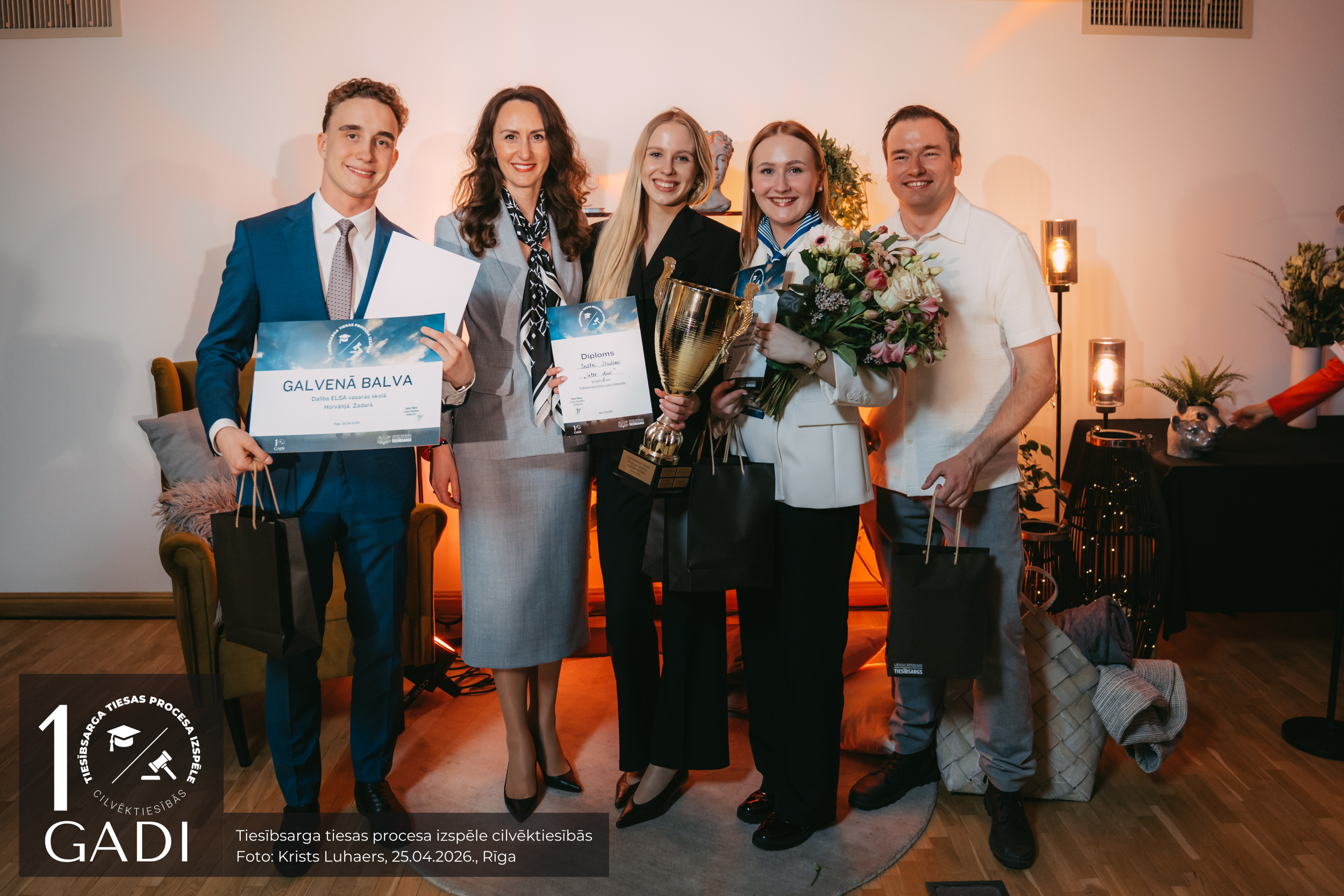 2026. gada Tiesībsarga tiesas procesa izspēles cilvēktiesībās uzvarētāji - Latvijas Universitātes komanda “Inter duo” - Linda Meldere, Kristaps Marks Breikšs, Beāte Studāne un treneris Andris Dimants, un tiesībsardze Karina Palkova