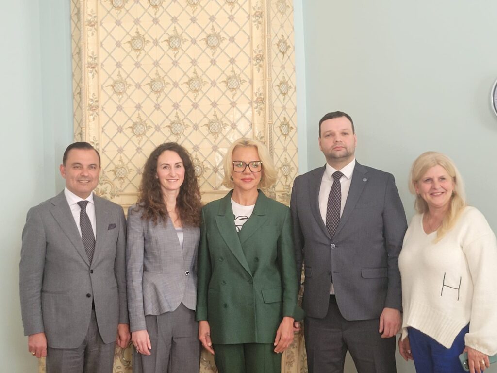 Attēlā veselības ministrs Hosams Abu Meri, tiesībsardze Karina Palkova, Hospiss.lv valdes priekšsēdētāja Ilze Neimane-Nešpora, labklājības ministrs Reinis Uzulnieks un LVSADA priekšsēdētāja Līga Bāriņa