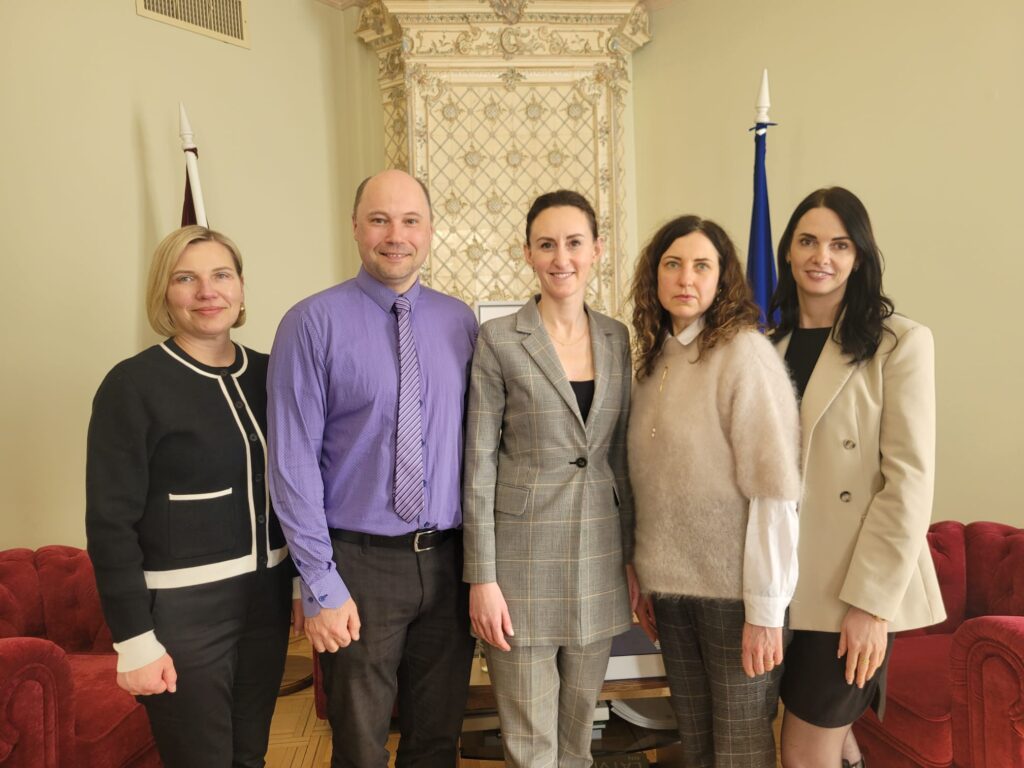 Valsts probācijas dienests no kreisās:
Ilona Linde, Dienesta vadītāja vietniece funkciju jautājumos
Imants Jurevičius, Valsts probācijas dienesta vadītājs
Karina Palkova, tiesībsardze
Ieva Sviķe, Resocializācijas departamenta vadītāja
Jana Mituza, Uzraudzības un sabiedriskā darba nodaļas vadītāja
