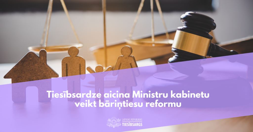 Koka figūras, kas simbolizē ģimeni (vīrietis, sieviete, bērns) un māju, novietotas tiesas svaru un tiesneša āmura priekšā. Attēlā redzams teksts: "Tiesībsardze aicina Ministru kabinetu veikt bāriņtiesu reformu".