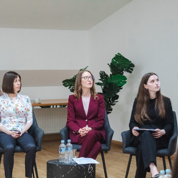 No kreisās, Tieslietu ministrijas Tieslietu ministrijas Civiltiesību departamenta direktore Iveta Gedus, zvērināta advokāte Linda Bīriņa, ELSA Latvia valdes locekle Kitija Donga