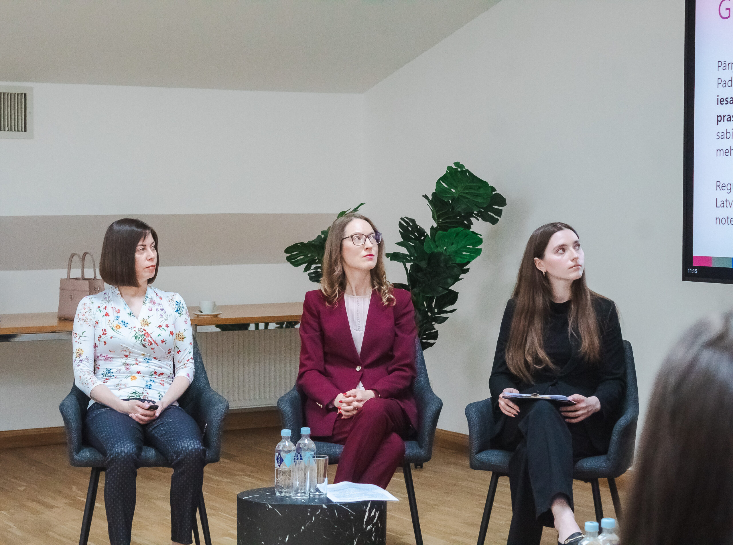 No kreisās, Tieslietu ministrijas Tieslietu ministrijas Civiltiesību departamenta direktore Iveta Gedus, zvērināta advokāte Linda Bīriņa, ELSA Latvia valdes locekle Kitija Donga