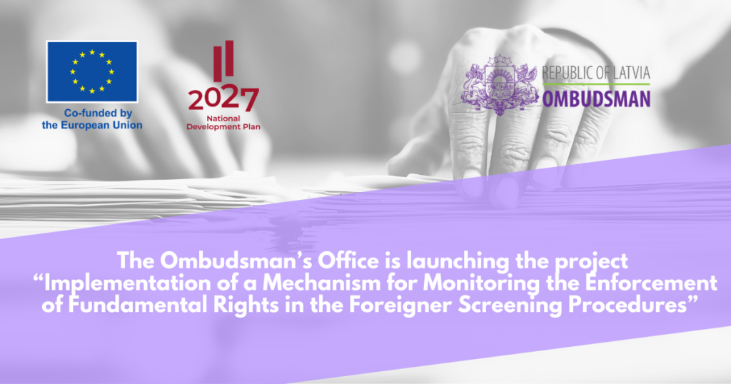 Fons ar pelēktoņu attēlu, kurā roka kārto dokumentu kaudzi. Attēlā redzams Eiropas Savienības karogs ar uzrakstu 'Co-funded by the European Union', logo '2027 National Development Plan' un Latvijas Republikas Tiesībsarga biroja logo. Apakšējā daļā uz violetas joslas ir uzraksts: 'The Ombudsman's Office is launching the project “Implementation of a Mechanism for Monitoring the Enforcement of Fundamental Rights in the Foreigner Screening Procedures”'.
