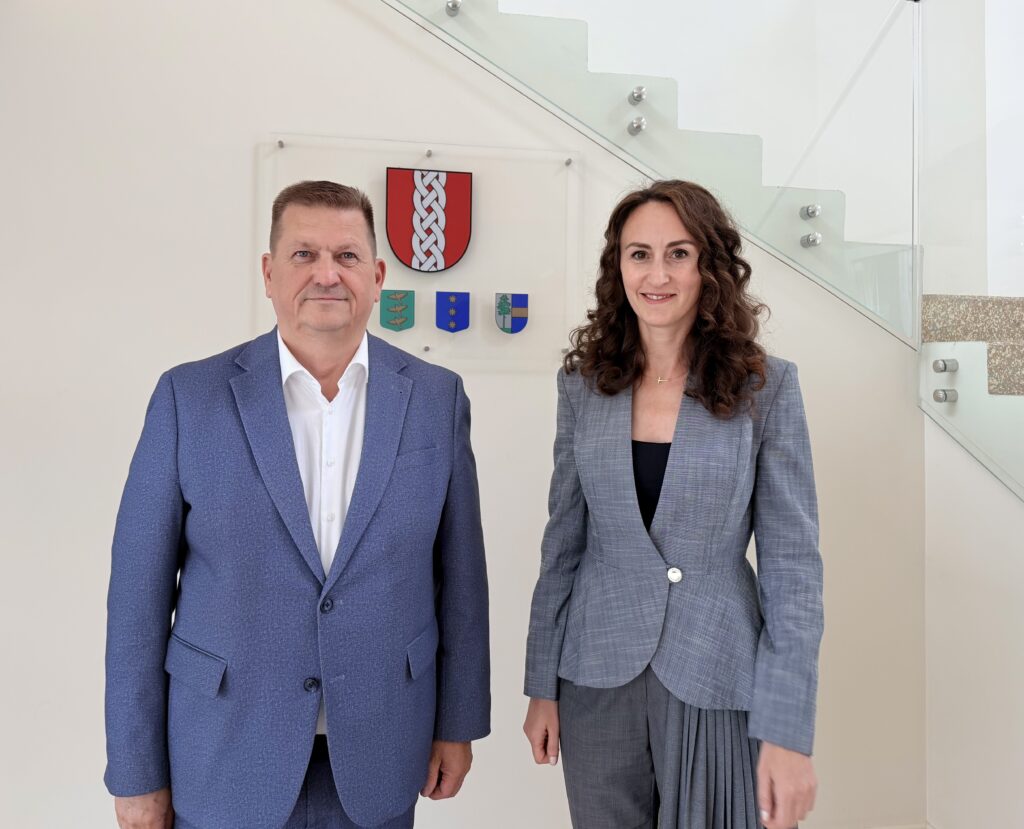 Tiesībsardze Karina Palkova un Ropažu novada pašvaldības domes priekšsēdētājs Aivaru Draudiņu. Foto autore: Regīna Diūra, Ropažu novada pašvaldība