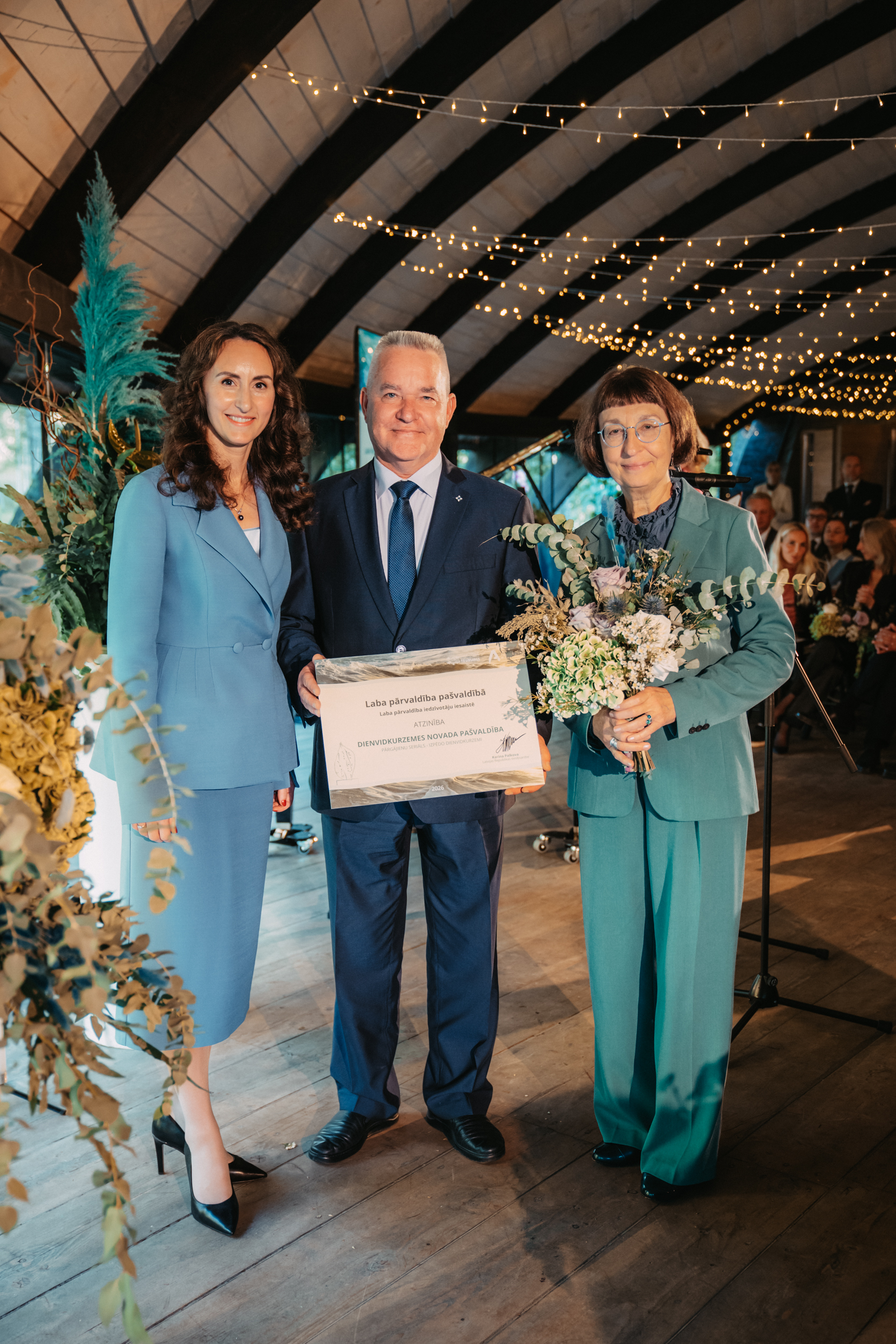 Tiesībsardze Karina Palkova, Dienvidkurzemes novada pašvaldības Iekšējā audita daļas vadītājs Aigars Evardsons un laikraksta 