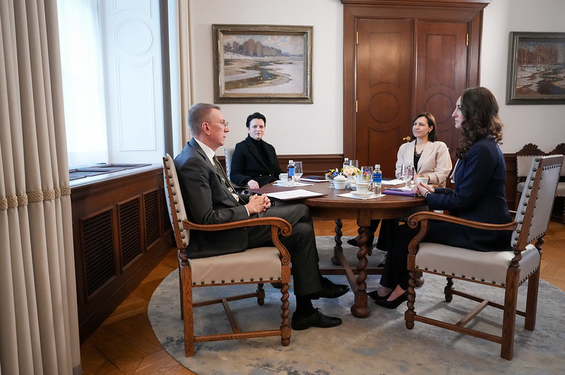 29.10.2026. Valsts prezidents Edgars Rinkēvičs Rīgas pilī tiekas ar tiesībsardzi Karinu Palkovu. Foto autors: Ilmārs Znotiņš, Valsts prezidenta kanceleja.